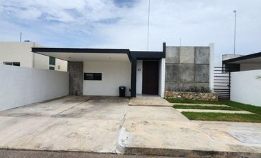 Renta casa amueblada 3 recamaras conkal piscina y paneles solares