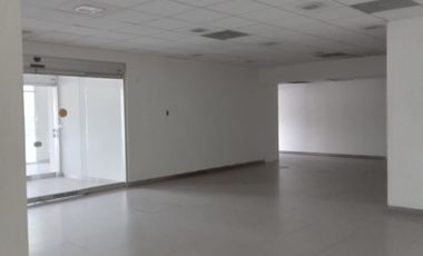 Excelente local en avenida principal