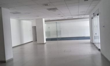 Excelente local en avenida principal