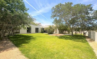 𝐂𝐀𝐒𝐀 𝐃𝐄 𝐔𝐍𝐀 𝐏𝐋𝐀𝐍𝐓𝐀 EN PRIVADA CON EXTENSO TERRENO