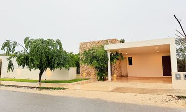 𝐂𝐀𝐒𝐀 𝐃𝐄 𝐔𝐍𝐀 𝐏𝐋𝐀𝐍𝐓𝐀 EN PRIVADA CON EXTENSO TERRENO