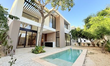 Casa en venta en la privada Oasis, Yucatán Country Club