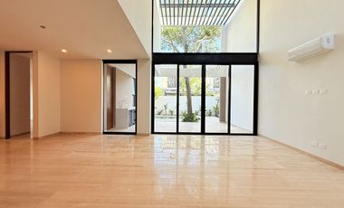 Casa en venta en la privada Oasis, Yucatán Country Club