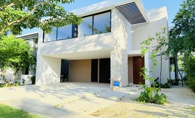 Casa en venta en la privada Oasis, Yucatán Country Club