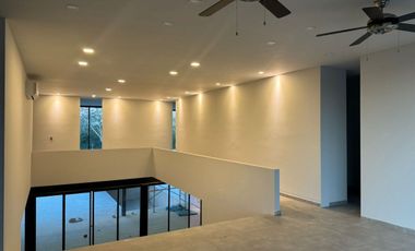 Casa con 4 Recámaras y 952 m2 de Terreno en Privada con Amenidades: NORTEMERIDA