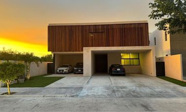 Casa con 4 Recámaras y 952 m2 de Terreno en Privada con Amenidades: NORTEMERIDA