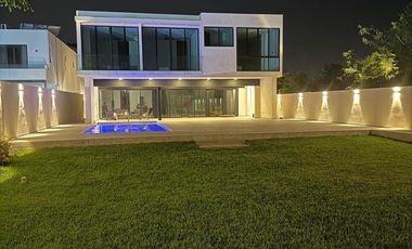 Casa con 4 Recámaras y 952 m2 de Terreno en Privada con Amenidades: NORTEMERIDA