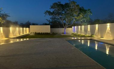 Casa con 4 Recámaras y 952 m2 de Terreno en Privada con Amenidades: NORTEMERIDA