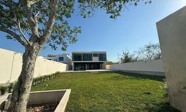 Casa con 4 Recámaras y 952 m2 de Terreno en Privada con Amenidades: NORTEMERIDA