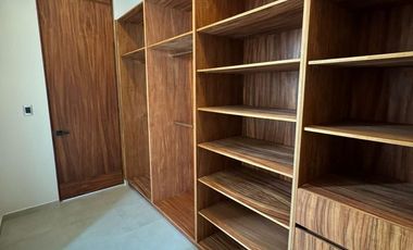 Casa con 4 Recámaras y 952 m2 de Terreno en Privada con Amenidades: NORTEMERIDA