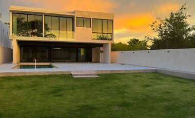 Casa con 4 Recámaras y 952 m2 de Terreno en Privada con Amenidades: NORTEMERIDA