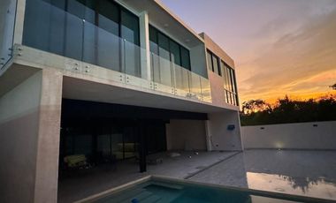 Casa con 4 Recámaras y 952 m2 de Terreno en Privada con Amenidades: NORTEMERIDA