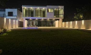 Casa con 4 Recámaras y 952 m2 de Terreno en Privada con Amenidades: NORTEMERIDA