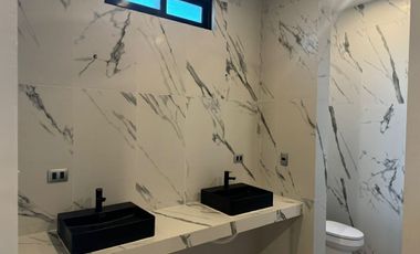 Casa con 4 Recámaras y 952 m2 de Terreno en Privada con Amenidades: NORTEMERIDA