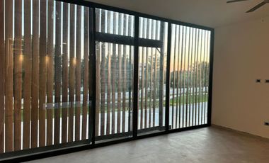 Casa con 4 Recámaras y 952 m2 de Terreno en Privada con Amenidades: NORTEMERIDA