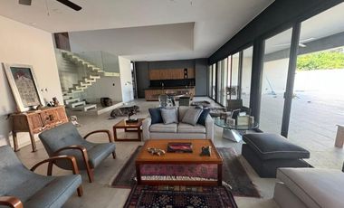 Casa con 4 Recámaras y 952 m2 de Terreno en Privada con Amenidades: NORTEMERIDA