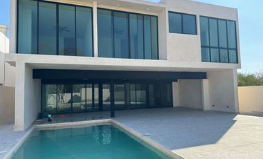 Casa con 4 Recámaras y 952 m2 de Terreno en Privada con Amenidades: NORTEMERIDA