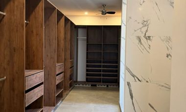 Casa con 4 Recámaras y 952 m2 de Terreno en Privada con Amenidades: NORTEMERIDA