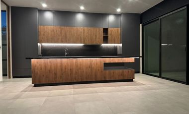 Casa con 4 Recámaras y 952 m2 de Terreno en Privada con Amenidades: NORTEMERIDA