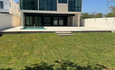 Casa con 4 Recámaras y 952 m2 de Terreno en Privada con Amenidades: NORTEMERIDA