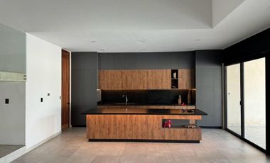 Casa con 4 Recámaras y 952 m2 de Terreno en Privada con Amenidades: NORTEMERIDA