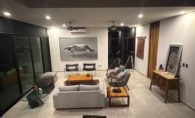 Casa con 4 Recámaras y 952 m2 de Terreno en Privada con Amenidades: NORTEMERIDA