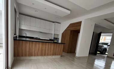 Casa en renta 3 recámaras Zibata
