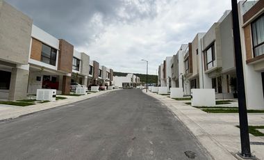 Casa en renta 3 recámaras Zibata
