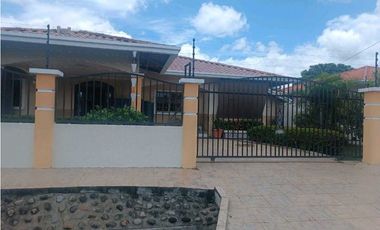 VENTA DE CASA EN AQUALINA.  4 RECAMARAS  COMPLETAMENTE CERCADA