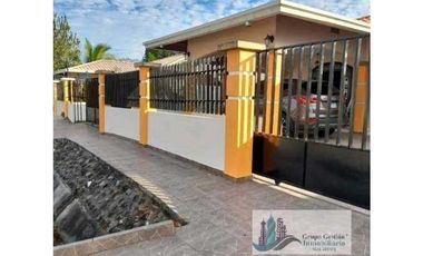 VENTA DE CASA EN AQUALINA.  4 RECAMARAS  COMPLETAMENTE CERCADA