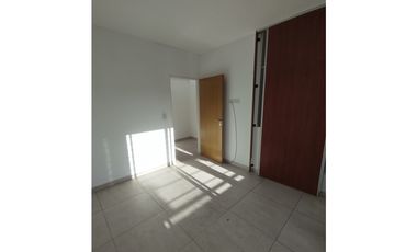 DOS AMBIENTES CON GARAGE INDEPENDIENTE CON PORTON LEVADIZO