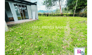 Casa Esquinera en Arriendo – Unidad Cerrada con Zona Verde