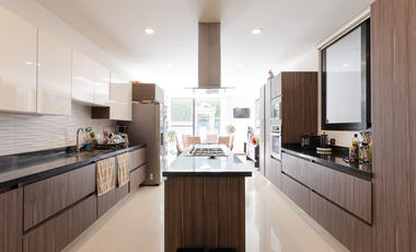 Casa en venta en La concepción Zavaleta, con acabados de lujo, enorme jardín y sótano