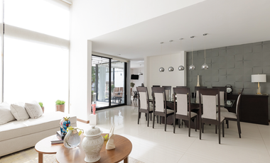 Casa en venta en La concepción Zavaleta, con acabados de lujo, enorme jardín y sótano