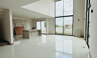 Preventa en Fracc. Paseo de la Reina/Monte Magno- 4 habitaciones y jardín