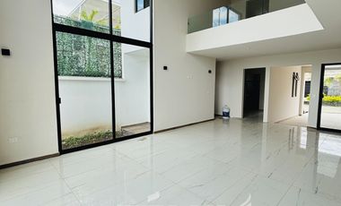 Preventa en Fracc. Paseo de la Reina/Monte Magno- 4 habitaciones y jardín