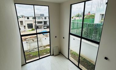 Preventa en Fracc. Paseo de la Reina/Monte Magno- 4 habitaciones y jardín