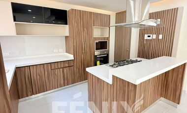 Casa en venta en Fracc. Privado Monte Magno- Habitación en PB y jardín