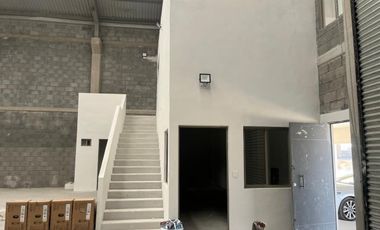 VENTA DE BODEGA COMERCIAL EN PARQUE EN SANTA CATARINA