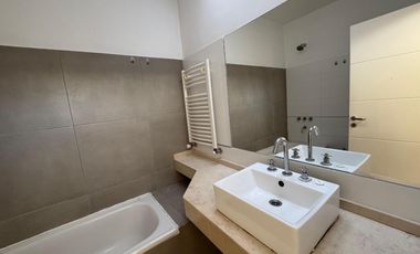 ALQUILER - Casa tipo Dúplex - 3 Dormitorios - 1 Estudio - B° Jardín Claret