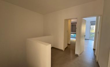 ALQUILER - Casa tipo Dúplex - 3 Dormitorios - 1 Estudio - B° Jardín Claret