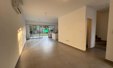 ALQUILER - Casa tipo Dúplex - 3 Dormitorios - 1 Estudio - B° Jardín Claret
