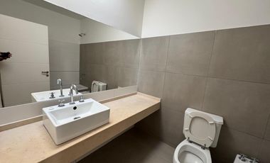 ALQUILER - Casa tipo Dúplex - 3 Dormitorios - 1 Estudio - B° Jardín Claret