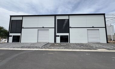BODEGA 360m2 en parque frente al PIQ