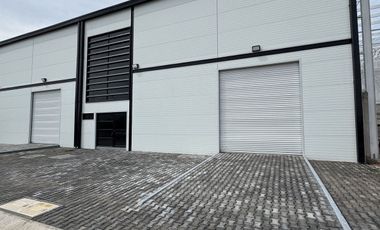 BODEGA 360m2 en parque frente al PIQ