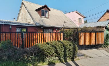 LINDA CASA UNIFAMILIAR UBICADA FRENTE A HERMOSA PLAZA