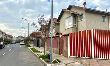 Casa en Venta en Casa con Excelente Distribución, 3D 2B de 2 Pisos, Baquedano, SanBernardo