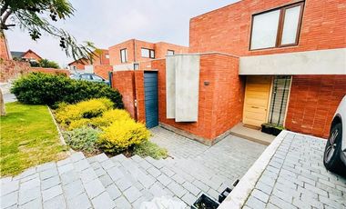 Casa en Venta en Los Presidentes casi a una cuadra de Las Perdices