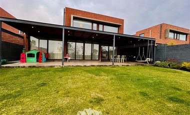 Casa en Venta en Los Presidentes casi a una cuadra de Las Perdices