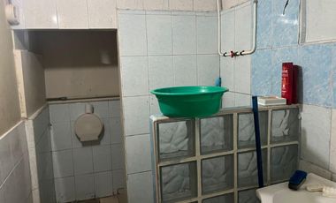 SE VENDE PEQUEÑO CHALET EN LINCE COMO TERRENO